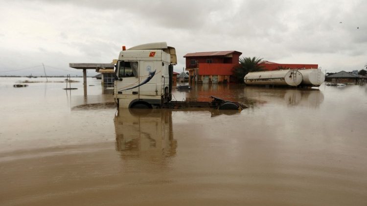 Überschwemmte Fahrzeuge an einer Tankstelle in Lokoja