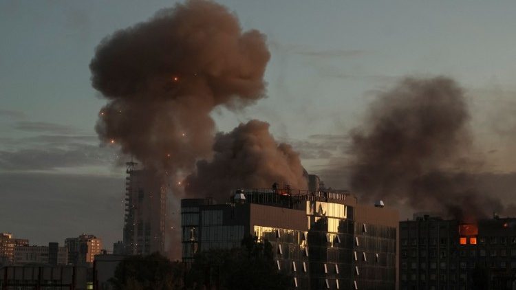 Fumaça sobe após um ataque de drones russos, que as autoridades locais consideram ser veículos aéreos não tripulados (UAVs) fabricados pelo Irã Shahed-136, em meio ao ataque da Rússia à Ucrânia, em Kyiv, Ucrânia 17 de outubro de 2022. REUTERS/Gleb Garanich