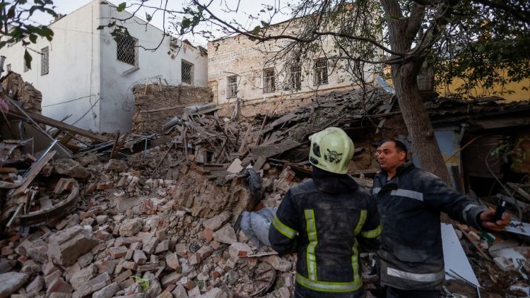 यूक्रेन के मेकोलाईव में रूसी हमले में ध्वस्त घर 
