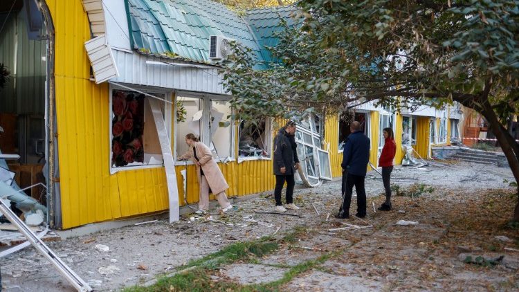 Proprietários ficam ao lado de floriculturas danificadas por um ataque de míssil russo em um parque, em meio ao ataque da Rússia à Ucrânia, em Mykolaiv, Ucrânia 18 de outubro de 2022 REUTERS/Valentyn Ogirenko