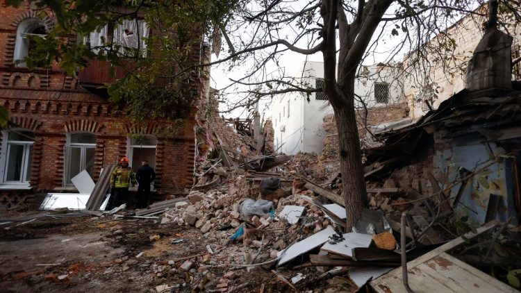 Equipes de resgate estão ao lado de um prédio fortemente danificado por um ataque de míssil russo, em meio ao ataque da Rússia à Ucrânia, em Mykolaiv, Ucrânia 18 de outubro de 2022 REUTERS/Valentyn Ogirenko