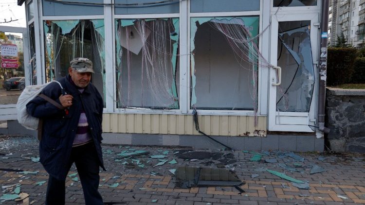 Um homem passa por uma loja danificada por uma explosão, em meio ao ataque da Rússia à Ucrânia, em Mykolaiv, Ucrânia, 20 de outubro de 2022. REUTERS/Valentyn Ogirenko/Foto de arquivo