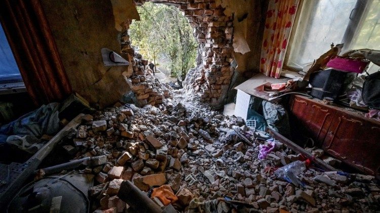 Uma vista mostra um apartamento em um prédio de apartamentos destruído por um ataque de míssil russo, enquanto o ataque da Rússia à Ucrânia continua, em Zaporizhzhia, Ucrânia, 21 de outubro de 2022. REUTERS/Stringer