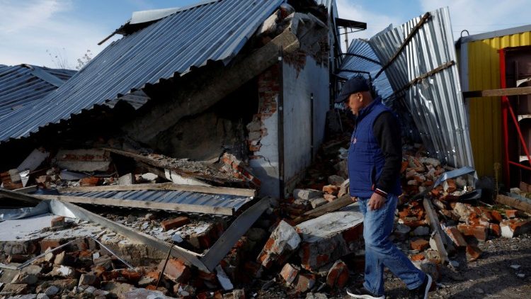 Victor atravessa o pátio de sua garagem que foi completamente destruída durante os ataques russos, em meio ao ataque da Rússia à Ucrânia, em Balakliia, Ucrânia, 22 de outubro de 2022. REUTERS/Clodagh Kilcoyne