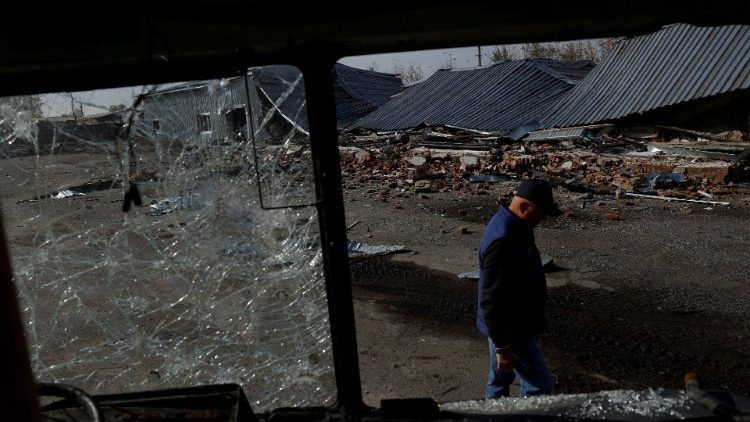 Victor atravessa o pátio de sua garagem que foi completamente destruída durante os ataques russos, em meio ao ataque da Rússia à Ucrânia, em Balakliia, Ucrânia, 22 de outubro de 2022. REUTERS/Clodagh Kilcoyne