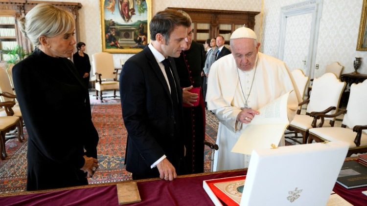 फ्राँस के राष्ट्रपति इम्मानुेल माक्रों के साथ पोप फ्राँसिस