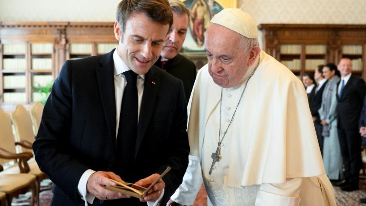 Påven Franciskus och Frankrikes president i samtal om fred