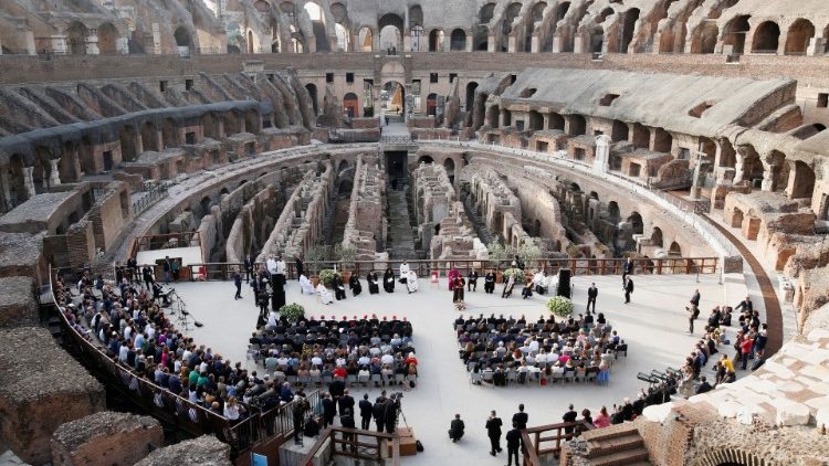 रोम के ऐतिहासिक स्थल कोलोसेयुम में शांति प्रार्थना के लिए उपस्थित नेता