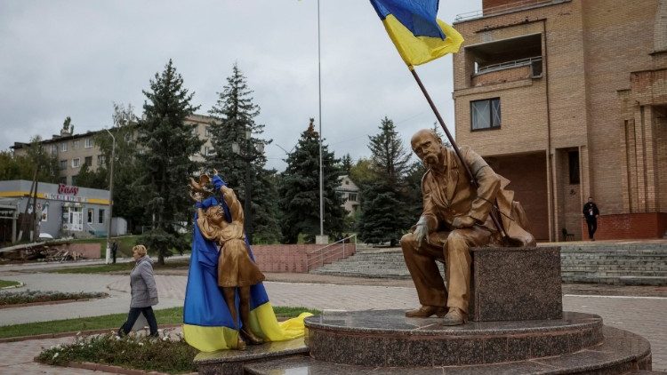 Pomnik Tarasa Szewczenki w niedawno wyzwolonej Bałakliji w obwodzie charkowskim
