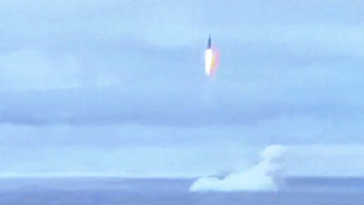 La imagen publicada por el Ministerio de Defensa ruso, muestra lo que dijo ser el misil balístico intercontinental Sineva de Rusia, durante los ejercicios realizados por las fuerzas nucleares estratégicas del país en el Mar de Barents