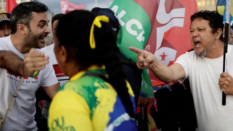 Gli elettori del presidente uscente Bolsonaro si scontrano con quelli del suo avversario Lula in previsione del ballottaggio di domenica