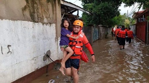 Filippine, un violento uragano colpisce l’isola di Luzon