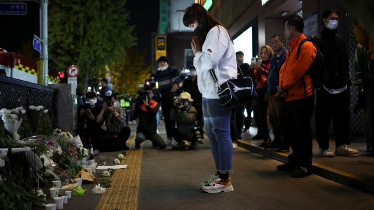 Preghiere per le vittime della calca a Seul