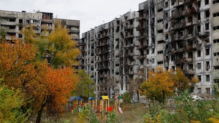 Um playground é visto em frente a prédios danificados durante o conflito Rússia-Ucrânia em Mariupol, Ucrânia controlada pela Rússia, em 29 de outubro de 2022. REUTERS/Alexander Ermochenko