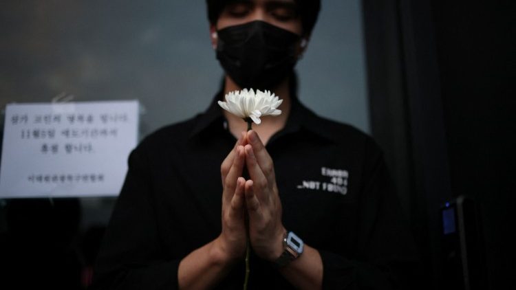Корейцы поминают жертв трагедии