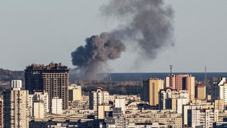 Fumaça sobe nos arredores da cidade durante um ataque de mísseis russos, enquanto a invasão russa da Ucrânia continua, em Kyiv, Ucrânia 31 de outubro de 2022. REUTERS/Gleb Garanich