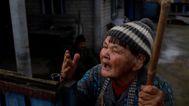 Valentina, 85, gesticula antes de receber ajuda, enquanto a invasão russa da Ucrânia continua, na região leste de Donbas de Drobysheve, Ucrânia, 31 de outubro de 2022. REUTERS/Clodagh Kilcoyne
