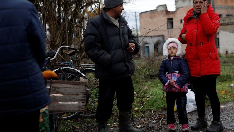 Pessoas se reúnem para receber ajuda, enquanto a invasão da Ucrânia pela Rússia continua, na região leste de Donbas, em Drobysheve, Ucrânia, em 31 de outubro de 2022. REUTERS/Clodagh Kilcoyne