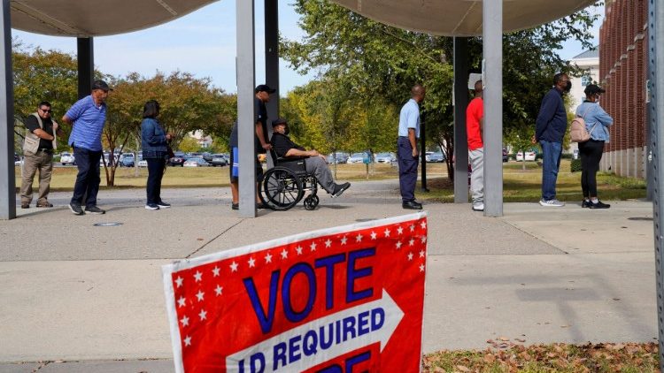 Erste Wähler stehen in Columbus, Georgia, Schlange, um schon vor dem offiziellen Wahltermin bei den Midterms abzustimmen (Archivbild vom 17.10.2022)