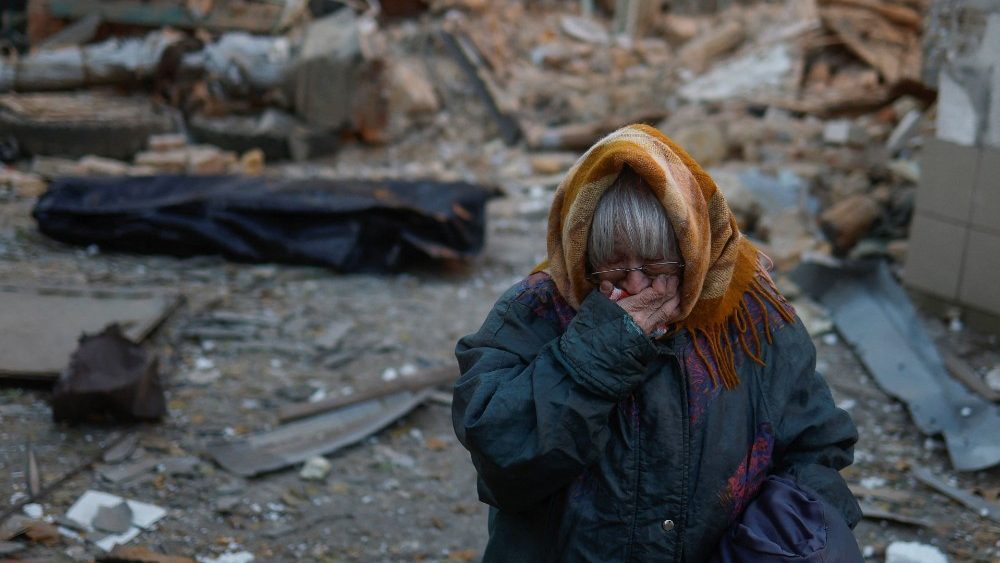 O choro de ucraniana junto a destro?os de casa destruda por ataque russo em Mykolaiv. REUTERS/Valentyn Ogirenko