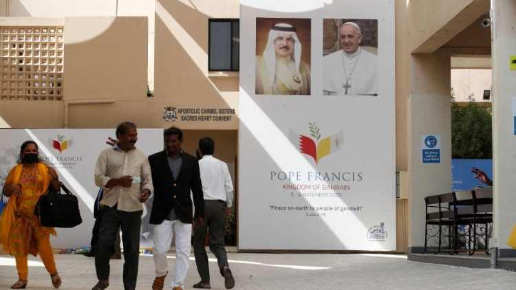 बहरीन में संत पापा फ्राँसिस के स्वागत के लिए लगी उनकी तस्वीर