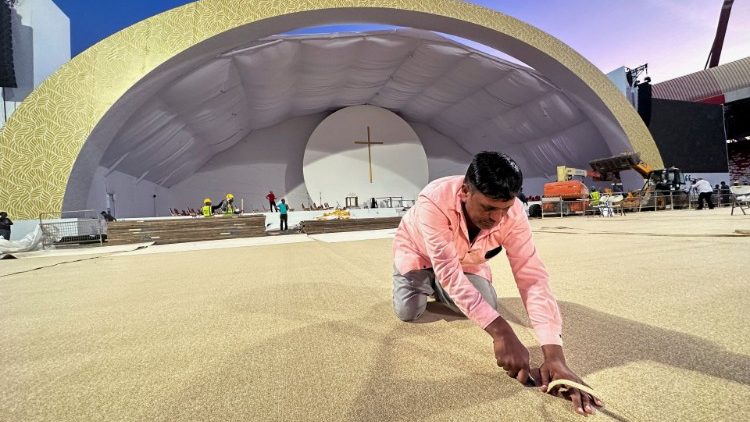Preparativos em frente ao Estdio Nacional do Bahrein onde o Papa celebrar a missa no dia 5 de novembro