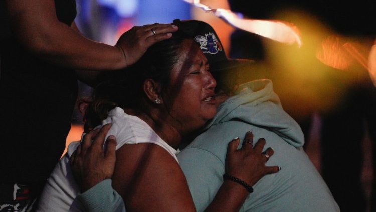 Personas reaccionan en una escena del crimen tras la declaración del estado de emergencia y el toque de queda por parte del gobierno de Ecuador en las provincias de Guayas y Esmeraldas,