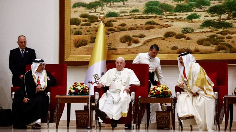 Papieża przywitał król Bahrajnu, Hamad ibn Isa al-Khalifa, oraz następca tronu, Salman ibn Hamad al-Khalifa