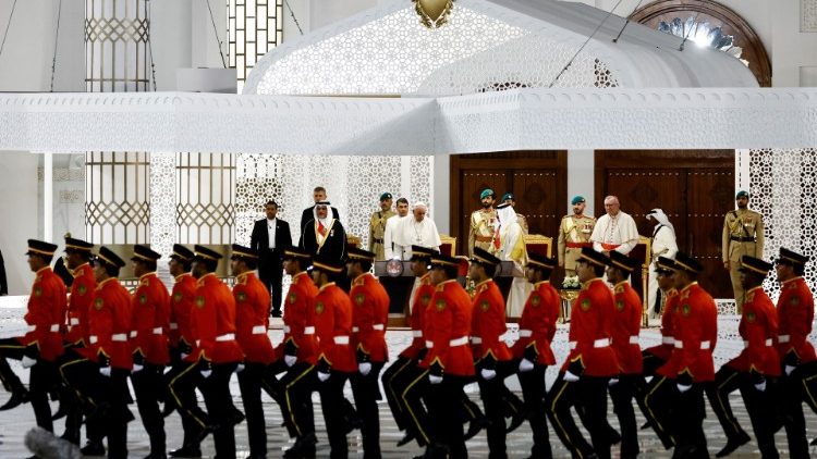 La guardia de honor da la bienvenida al Papa Francisco