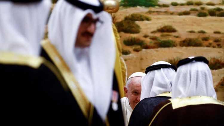 Papa Francisco participa de encontro com o rei do Bahrein Hamad bin Isa Al Khalifa (não na foto) no Palácio Sakhir durante sua Viagem Apostólica, ao sul de Manama, Bahrein, 3 de novembro de 2022. REUTERS/Yara Nardi