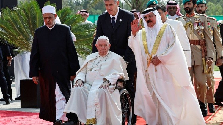 Król Bahrajnu wraz z Papieżem i wielkim imamem Al-Azhar