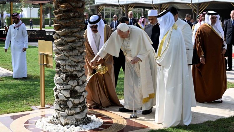 Papież Franciszek i Król Bahrajnu podlewają symbolicznie Drzewo Pokoju.