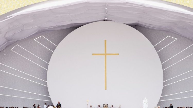 Ein großes Kreuz ziert die Wand hinter dem Altar bei der Papstmesse in Bahrain