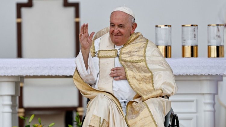 Папа падчас святой Імшы на Бахрэйнскім нацыянальным стадыёне