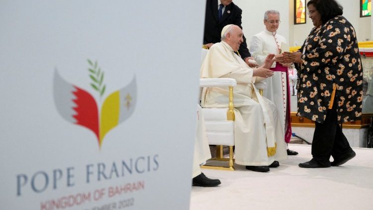Chris Noronha i Papież Franciszek podczas spotkania w Manamie, 6 listopada 2022