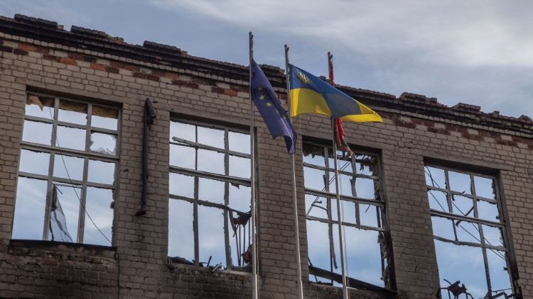Uma bandeira nacional ucraniana e uma bandeira da União Europeia balançam ao vento perto de uma escola destruída por bombardeios russos, enquanto o ataque da Rússia na Ucrânia continua, em Avdiivka, região de Donetsk, Ucrânia, 7 de novembro de 2022. REUTERS/Oleksandr Ratushniak