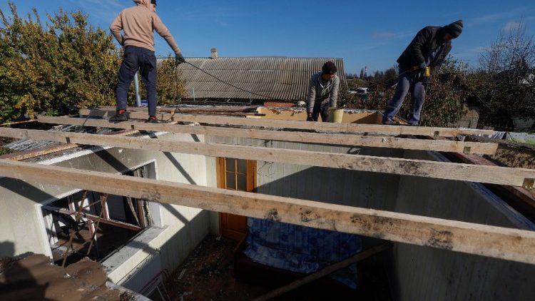 Voluntários consertam uma casa residencial, destruída durante um recente ataque militar russo na cidade de Nikopol, região de Dnipropetrovsk, Ucrânia, 7 de novembro de 2022. REUTERS/Valentyn Ogirenko