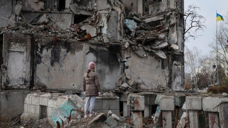 Uma obra do grafiteiro de renome mundial Banksy é vista na parede do prédio destruído na cidade ucraniana de Borodianka, que havia sido ocupada pela Rússia até abril e fortemente danificada pelos combates nos primeiros dias da invasão russa, em 12 de novembro de 2022. REUTERS/Gleb Garanich