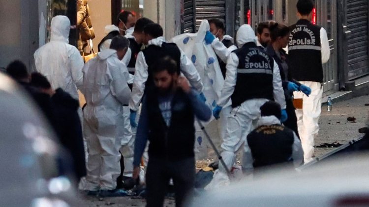 Esplosione in una via centrale di Istanbul (Reuters)