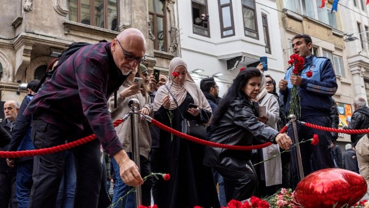 Les Turcs endeuillés au lendemain de l'attentat dans une rue animée d'Istanbul, dimanche 13 novembre 2022. 