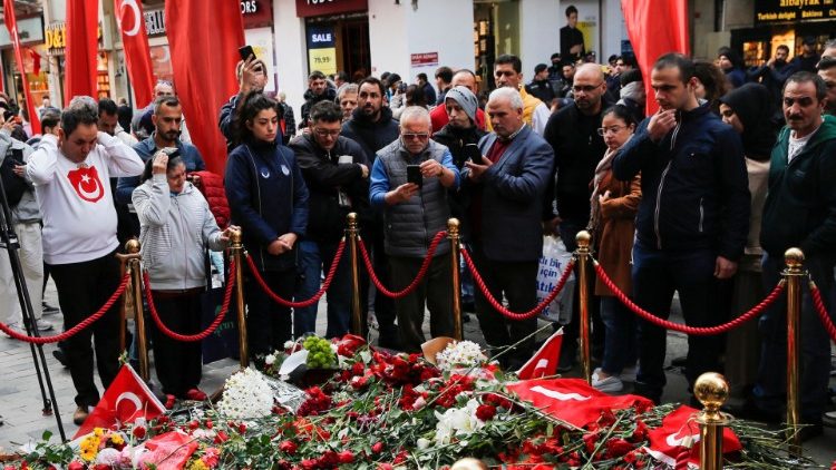 A vasárnapi isztambuli robbanás áldozatainak emlékére virágokat helyeznek el az emberek a detonáció helyszínén