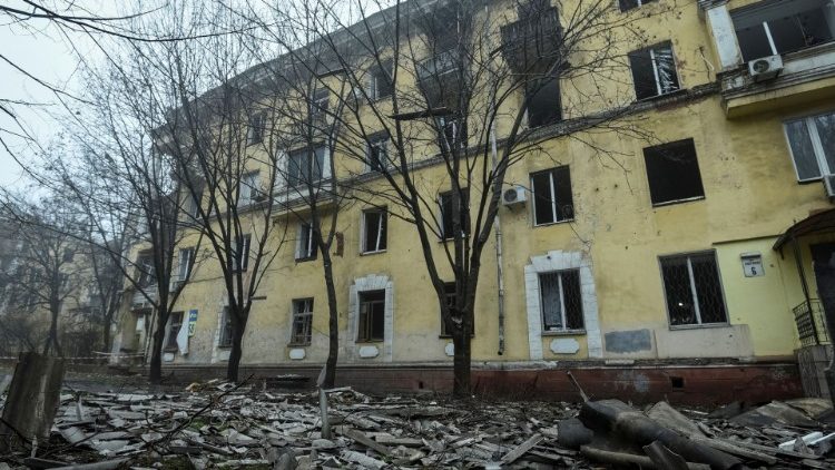 Budynek mieszkalny zniszczony w wyniku rosyjskiego ostrzału w Dnieprze, 17 listopada 2022