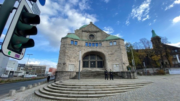 Polizei bewacht die Essener Synagoge, nachdem dort Einschusslöcher entdeckt wurden