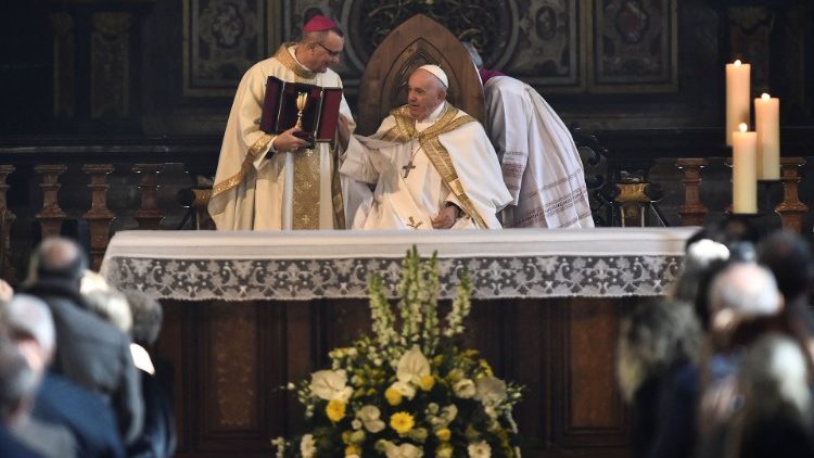 Papež Frančišek izroča domačemu škofu darilo za katedralo v Astiju.