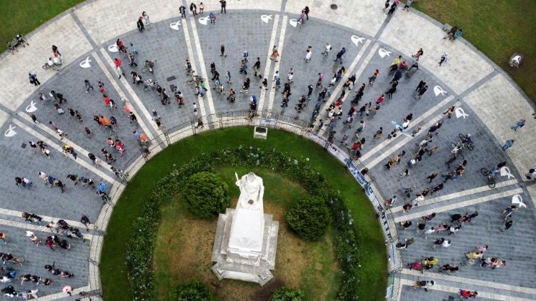 Ses admirateurs marchent place de Mai, à Buenos Aires