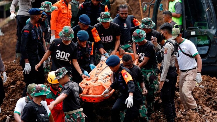 Indonesische Rettungskräfte tragen die Leiche eines Opfers von der Stelle eines durch das Erdbeben in Cugenang verursachten Erdrutsches.