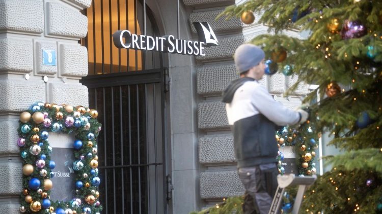 Der Weihnachtsbaum vor dem Hauptsitz der Schweizer Bank Credit Suisse in Zürich wird geschmückt