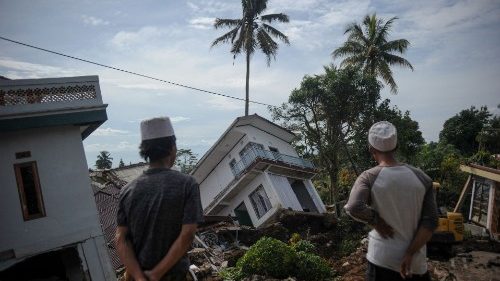 O Papa recorda as vítimas do terremoto na Indonésia e a beatificação de Ambrosoli