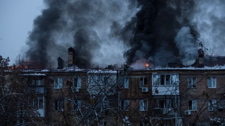 Equipes de resgate trabalham no local de um prédio residencial destruído por um ataque de míssil russo, enquanto o ataque da Rússia à Ucrânia continua, na cidade de Vyshhorod, perto de Kyiv, Ucrânia, 23 de novembro de 2022. REUTERS/Vladyslav Musiienko