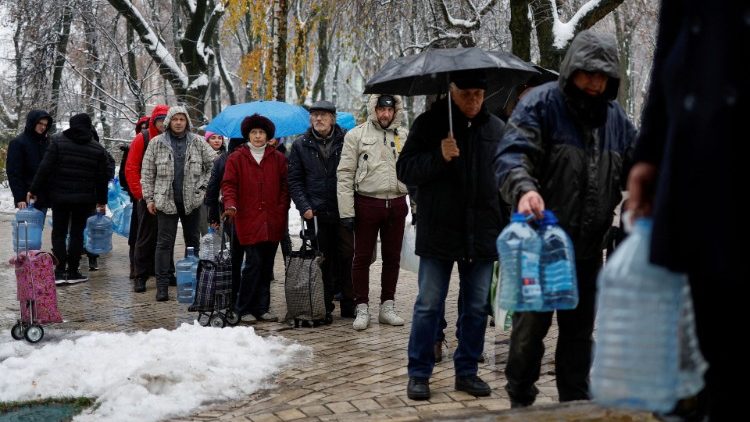 Na ukraińskich ulicach coraz częściej widać kolejki po wodę